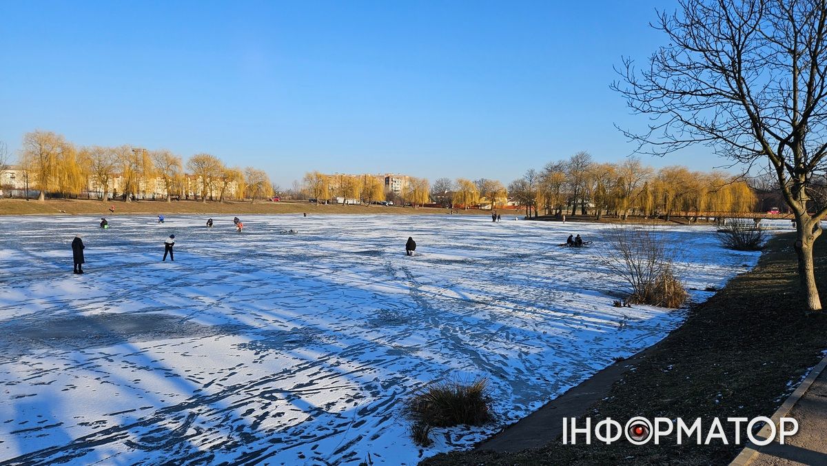 Коломияни випробовують лід міського озера на міцність 4