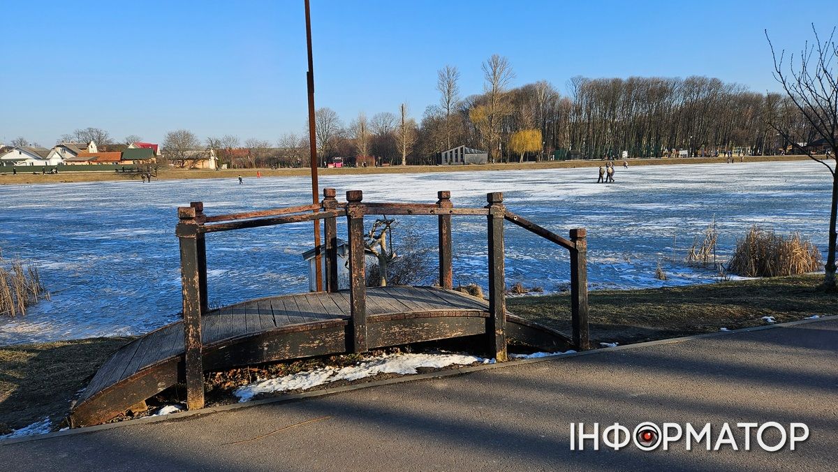 Коломияни випробовують лід міського озера на міцність 3