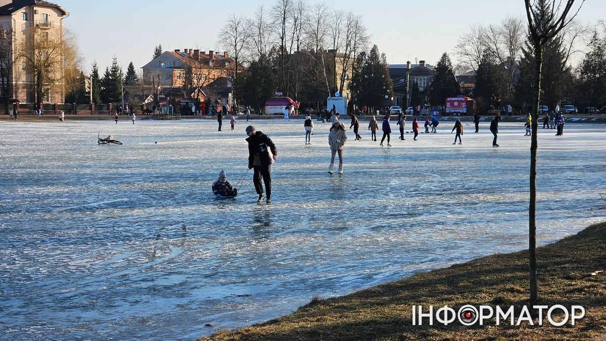 Коломияни випробовують лід міського озера на міцність 8