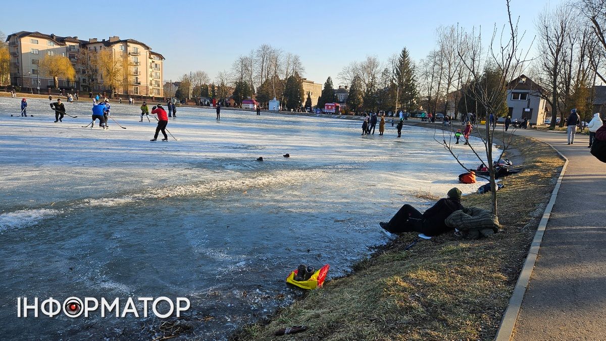 Коломияни випробовують лід міського озера на міцність 7