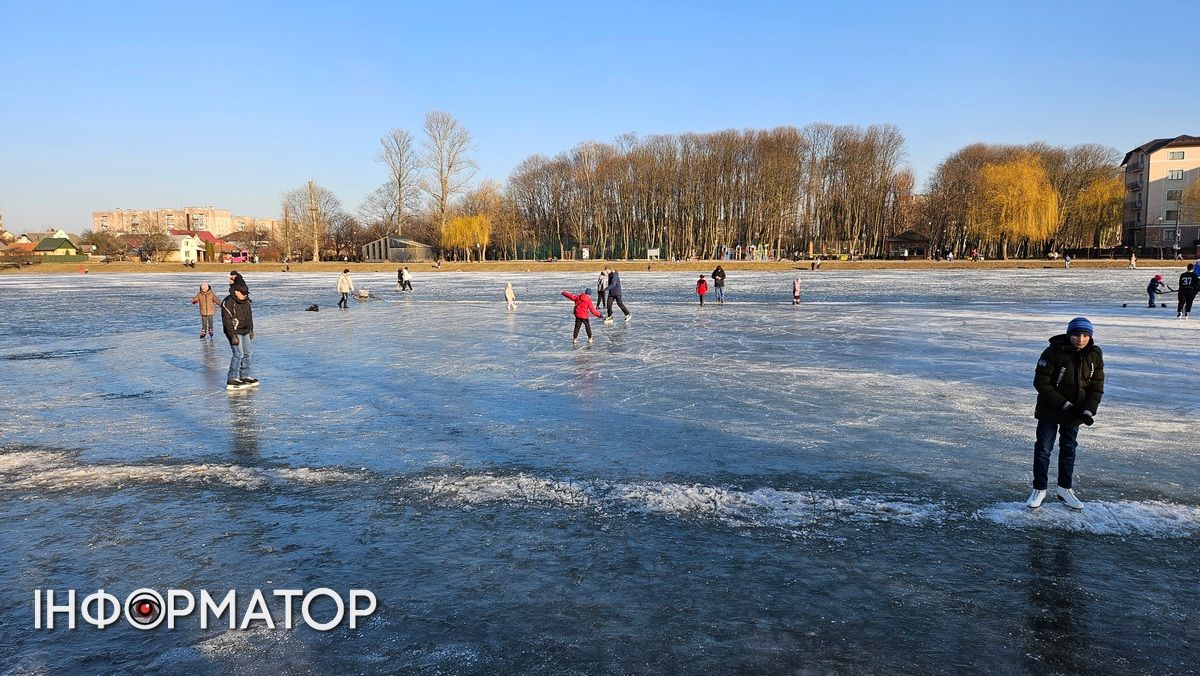 Коломияни випробовують лід міського озера на міцність 6