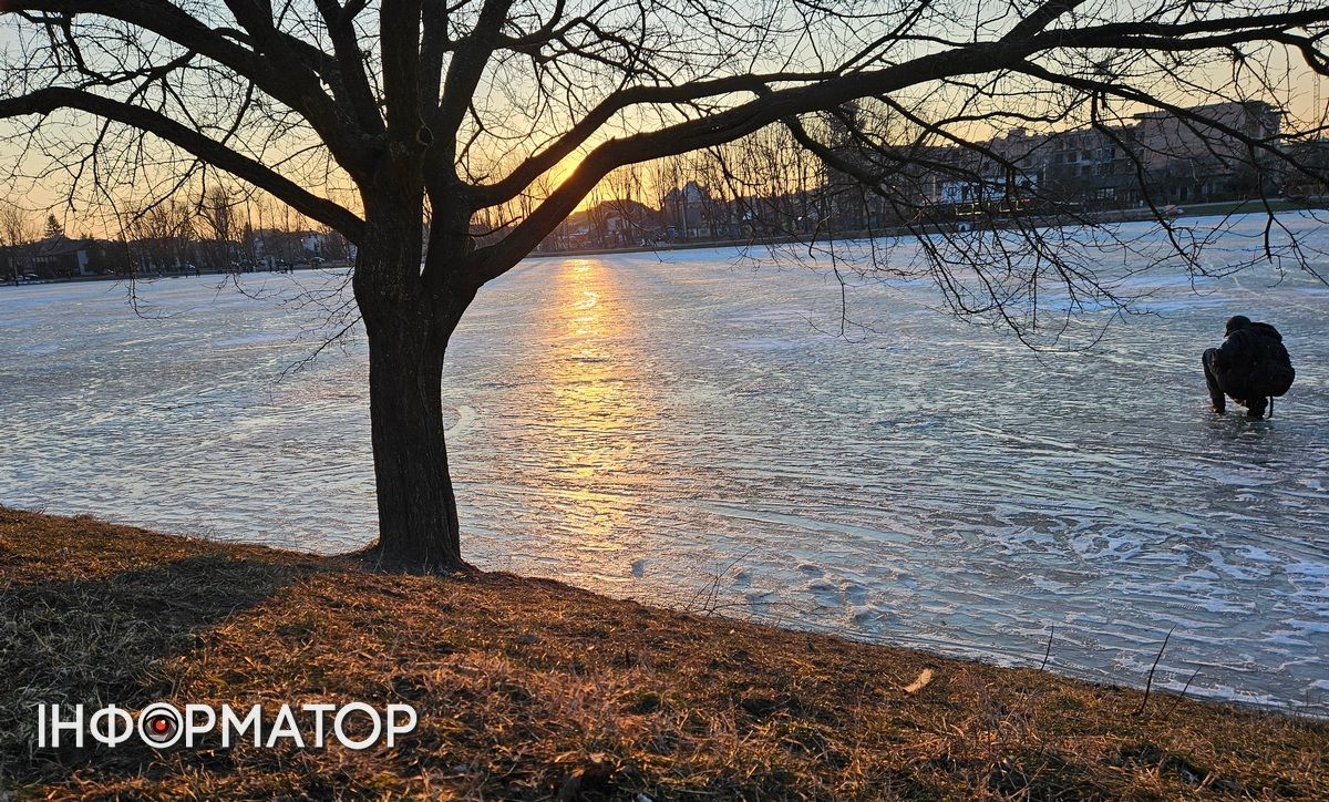 Коломияни випробовують лід міського озера на міцність 13