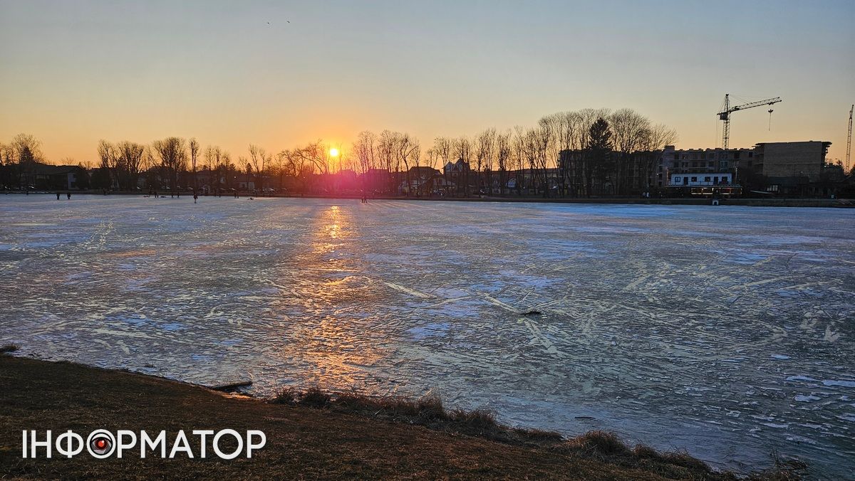Коломияни випробовують лід міського озера на міцність 12