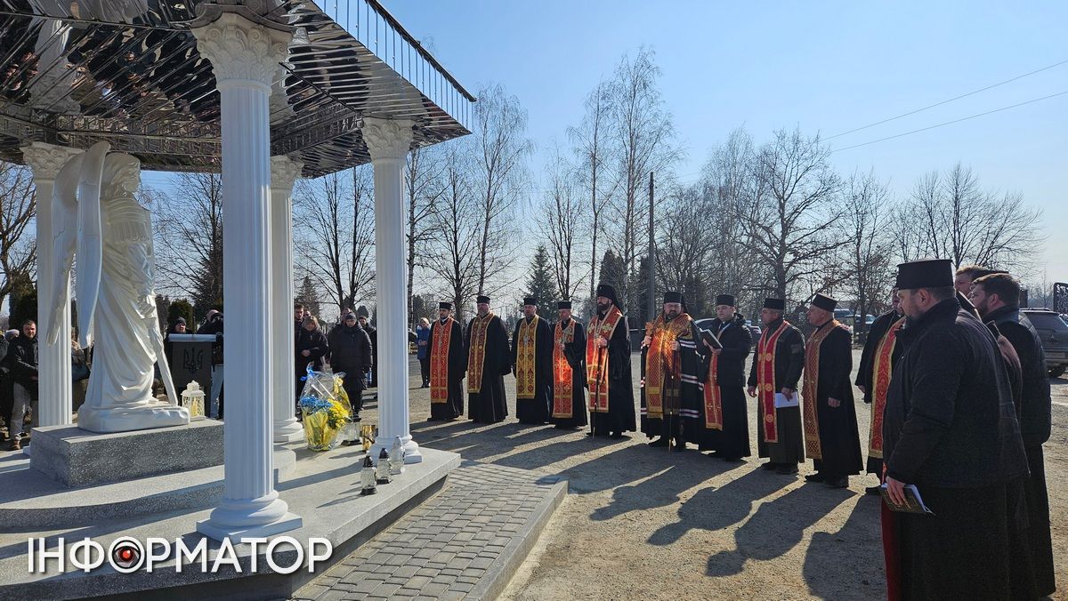 Цей дзвін по тобі... Пам'ятний молебень відбувся на Алеї слави міського кладовища Коломиї 1