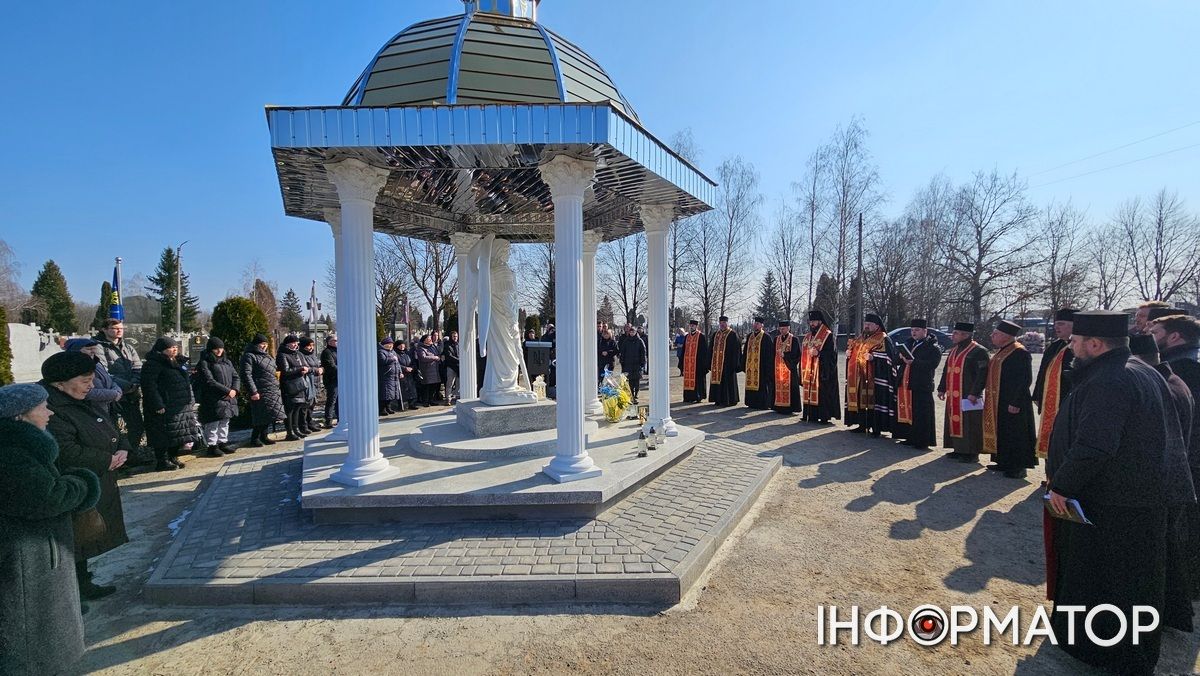 Цей дзвін по тобі... Пам'ятний молебень відбувся на Алеї слави міського кладовища Коломиї