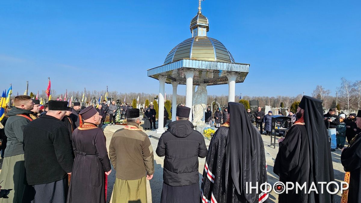 Цей дзвін по тобі... Пам'ятний молебень відбувся на Алеї слави міського кладовища Коломиї 6