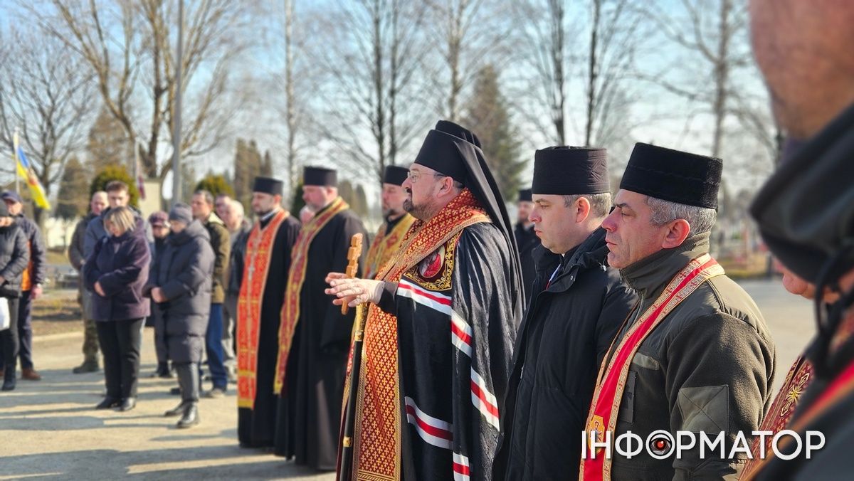 Цей дзвін по тобі... Пам'ятний молебень відбувся на Алеї слави міського кладовища Коломиї 4