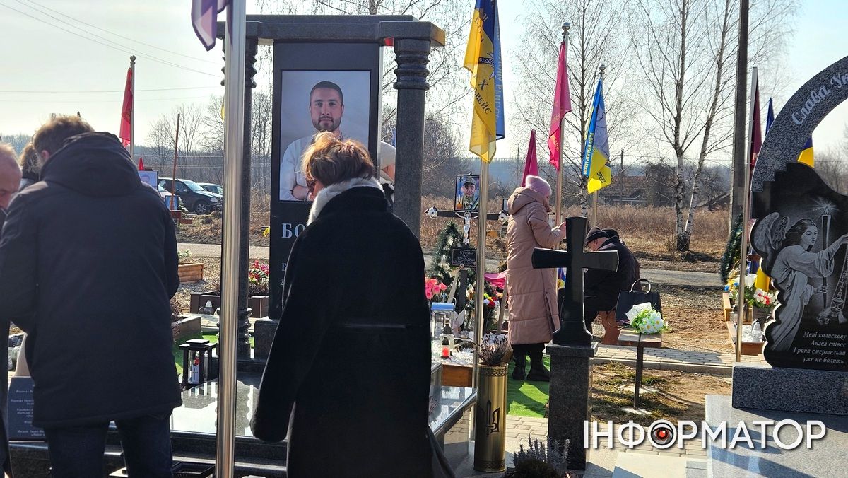 Цей дзвін по тобі... Пам'ятний молебень відбувся на Алеї слави міського кладовища Коломиї 7