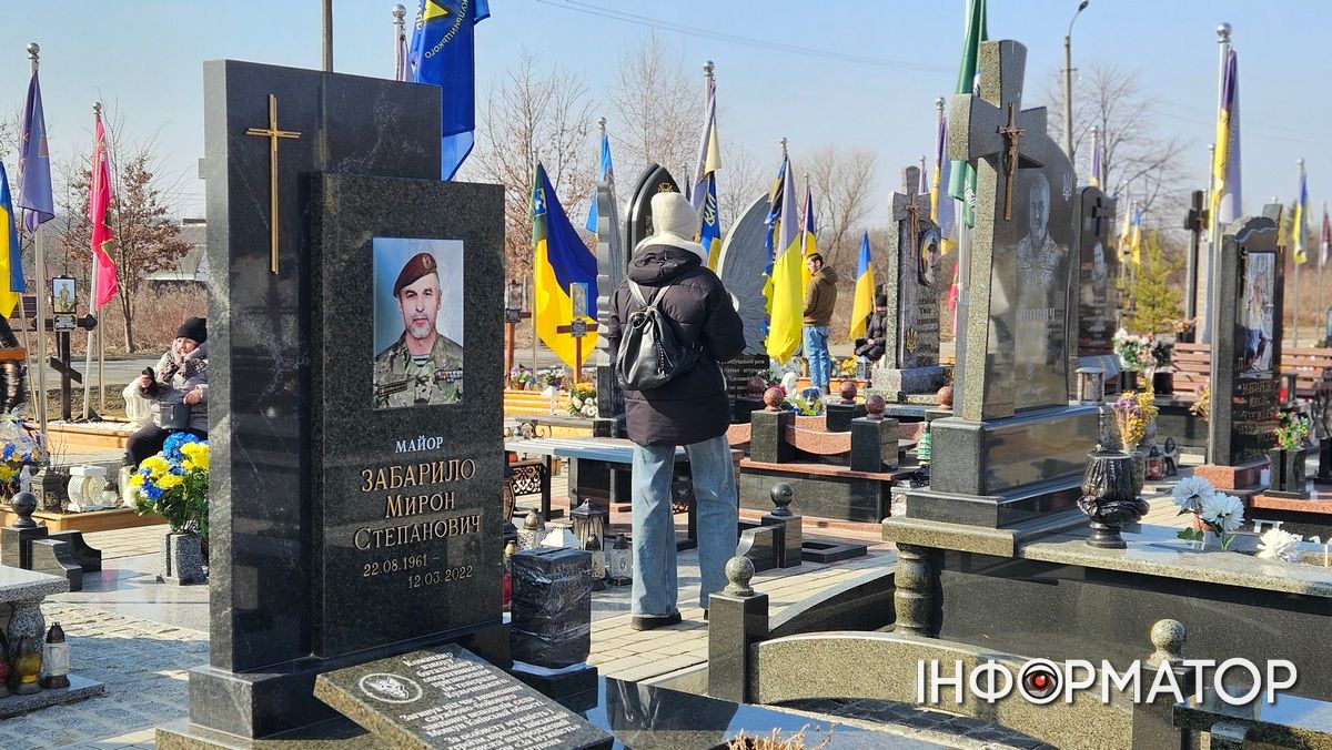 Цей дзвін по тобі... Пам'ятний молебень відбувся на Алеї слави міського кладовища Коломиї 5