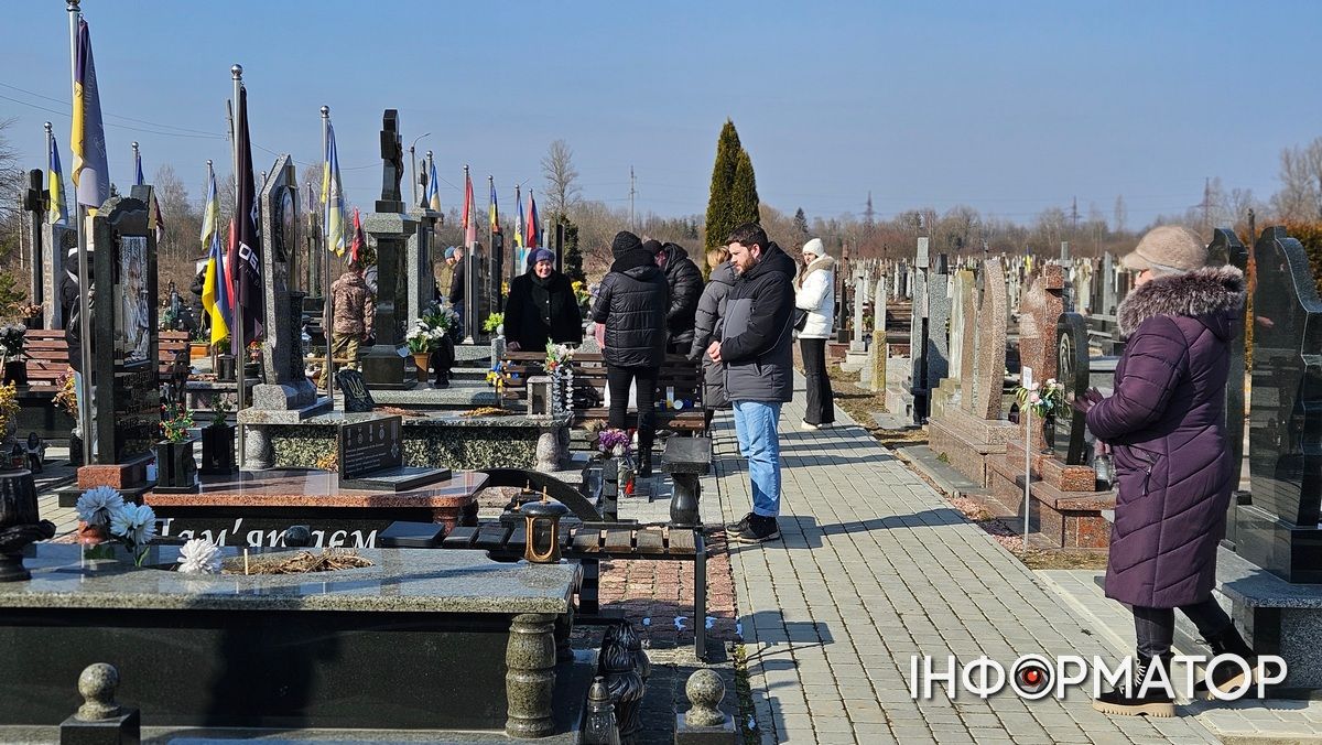 Цей дзвін по тобі... Пам'ятний молебень відбувся на Алеї слави міського кладовища Коломиї 12