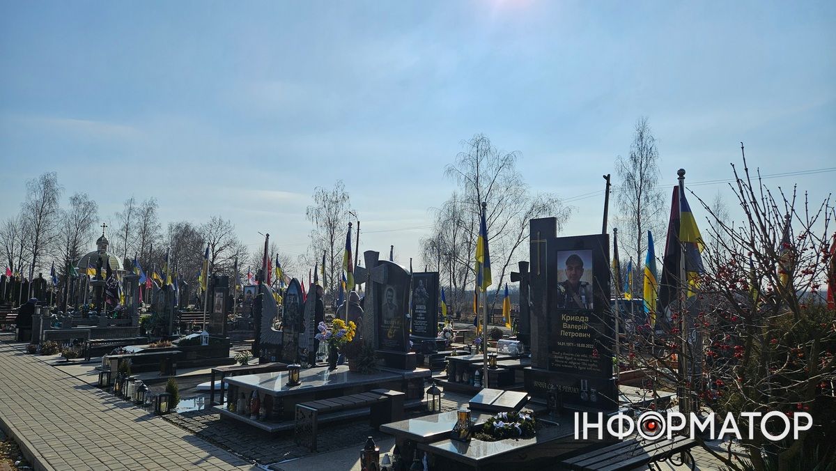 Цей дзвін по тобі... Пам'ятний молебень відбувся на Алеї слави міського кладовища Коломиї 14