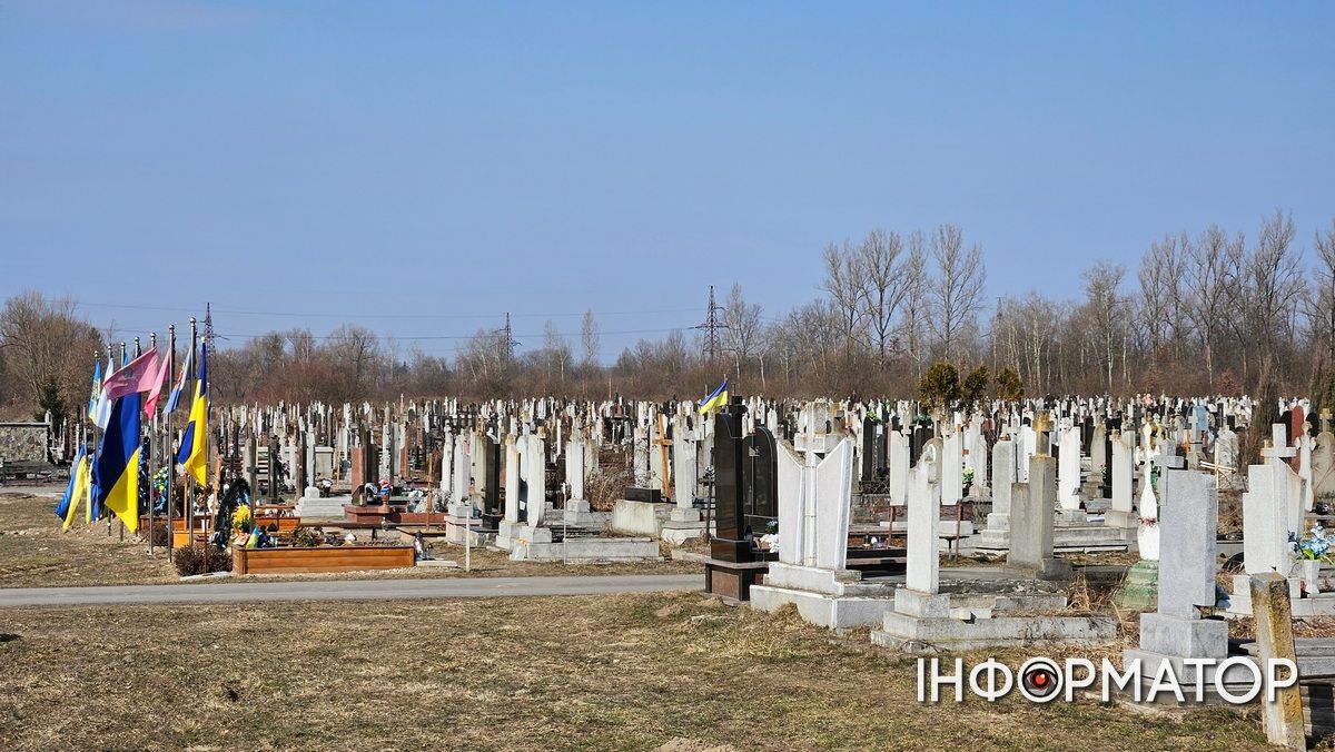 Цей дзвін по тобі... Пам'ятний молебень відбувся на Алеї слави міського кладовища Коломиї 18