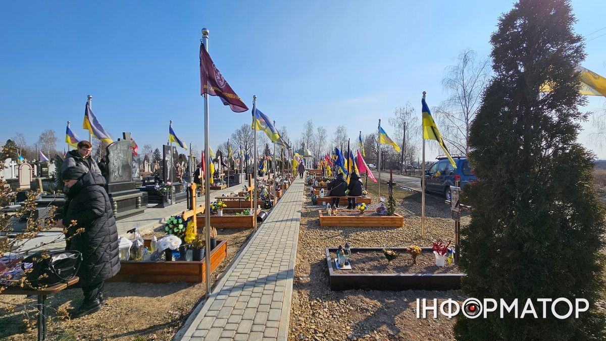 Цей дзвін по тобі... Пам'ятний молебень відбувся на Алеї слави міського кладовища Коломиї 16