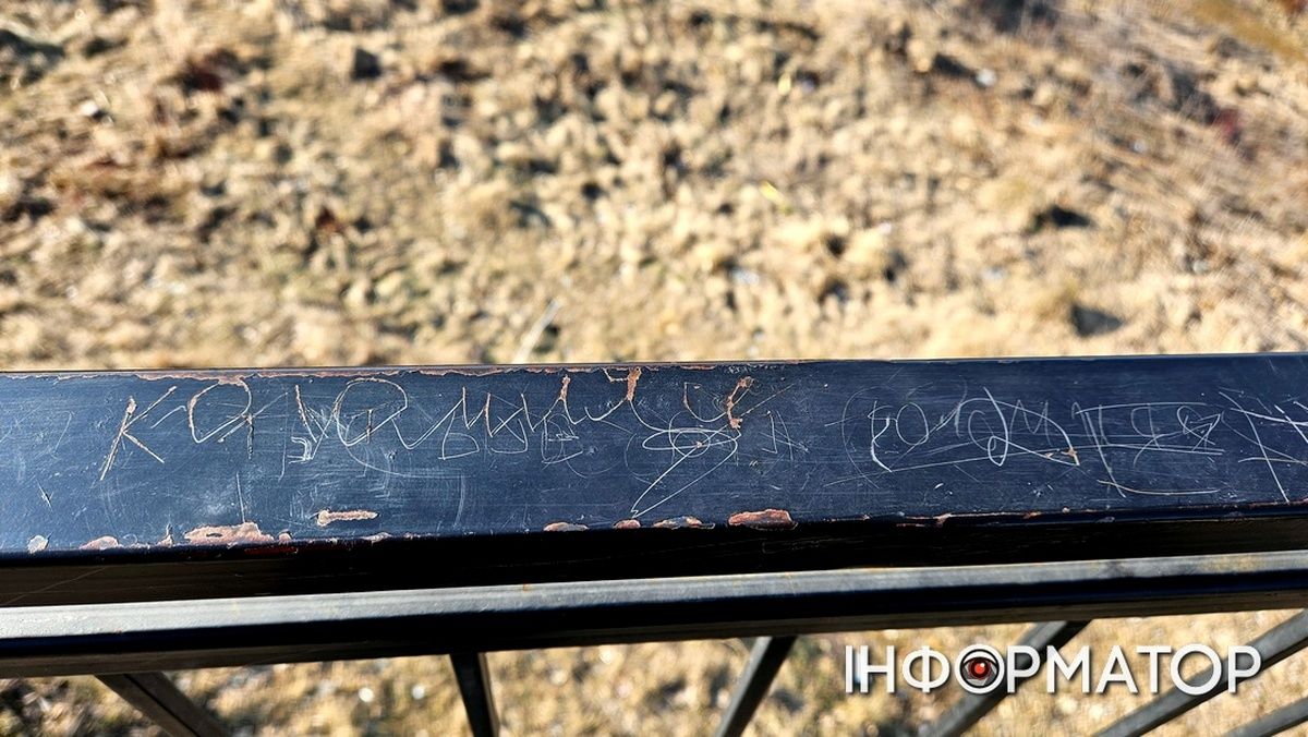 "Тут був Ростик-хвостик": як коломийці вишкрябують свої імена на висоті в сотні метрів над рівнем моря 3