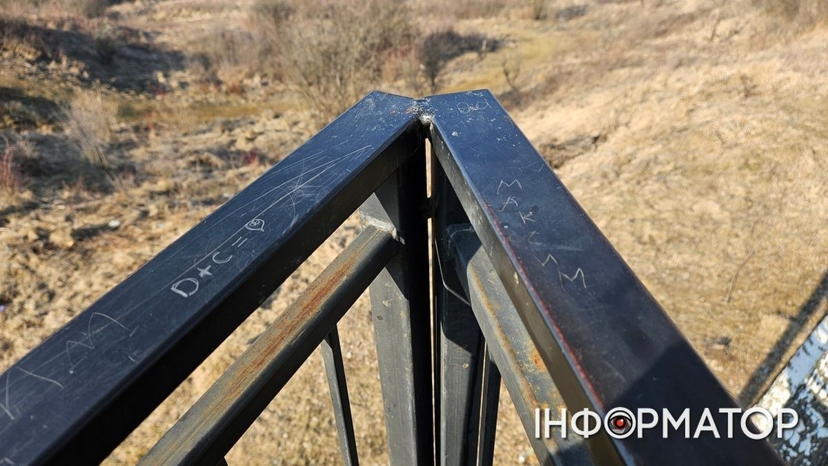 "Тут був Ростик-хвостик": як коломийці вишкрябують свої імена на висоті в сотні метрів над рівнем моря 5