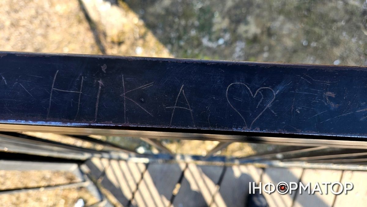 "Тут був Ростик-хвостик": як коломийці вишкрябують свої імена на висоті в сотні метрів над рівнем моря 6