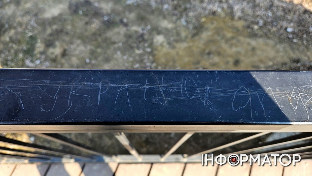 "Тут був Ростик-хвостик": як коломийці вишкрябують свої імена на висоті в сотні метрів над рівнем моря 10