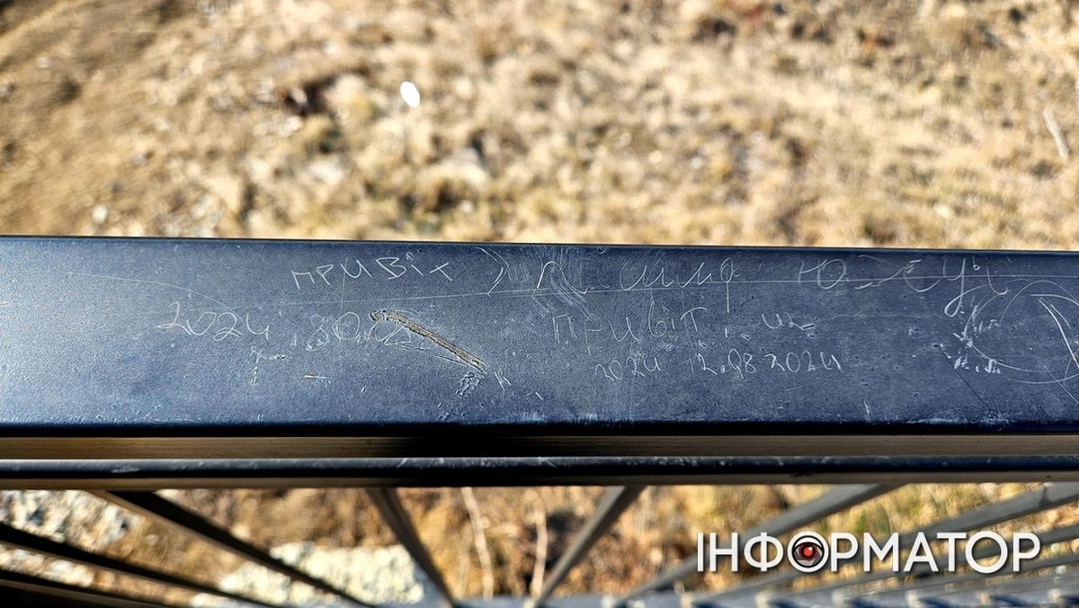 "Тут був Ростик-хвостик": як коломийці вишкрябують свої імена на висоті в сотні метрів над рівнем моря 15