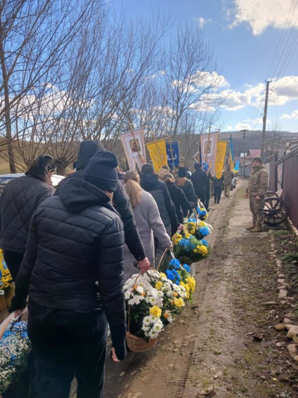 На Коломийщині в останню путь провели померлого воїна Івана Бортейчука 3