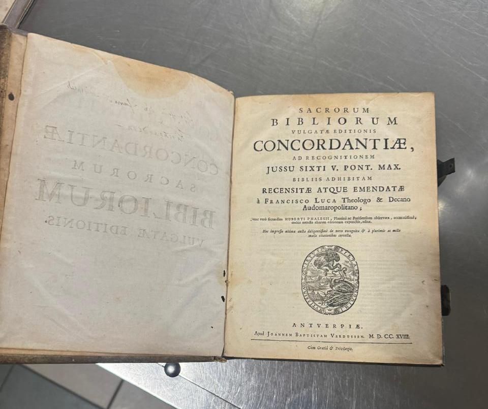 Стародруки 18 століття: на кордоні митники вилучили незаконно перевезені книги 1