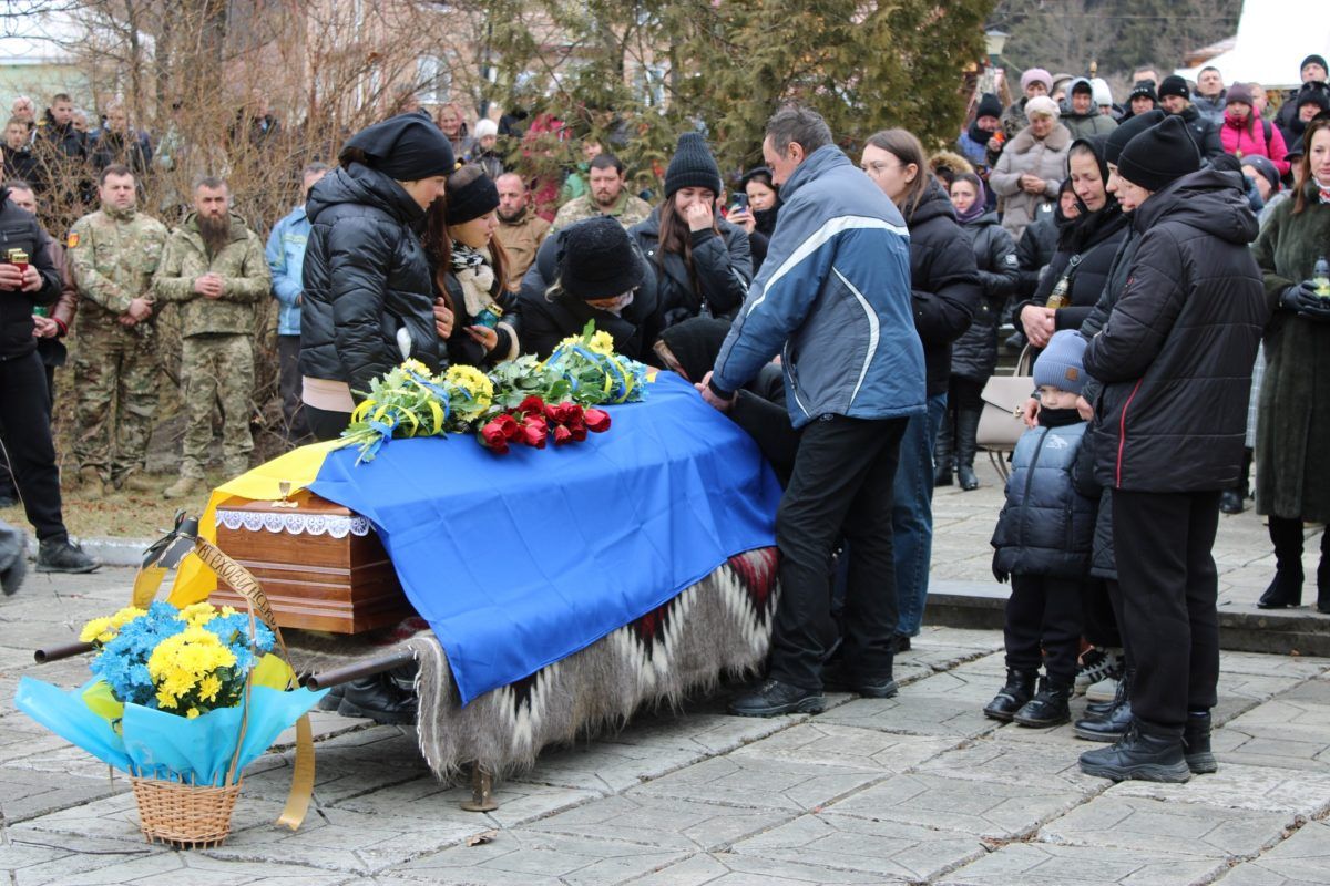 Верховинська громада на колінах зустріла кортеж померлого воїна Юрія Сокола 11