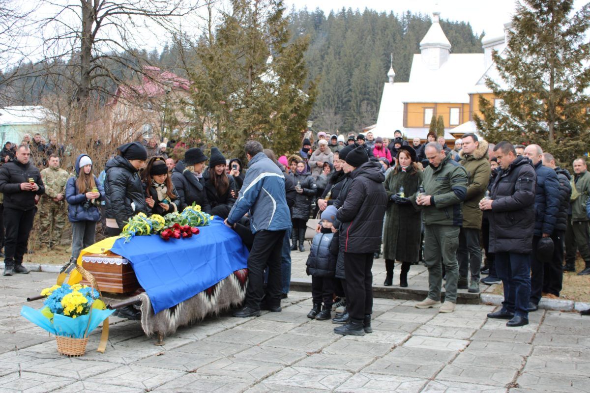 Верховинська громада на колінах зустріла кортеж померлого воїна Юрія Сокола 12