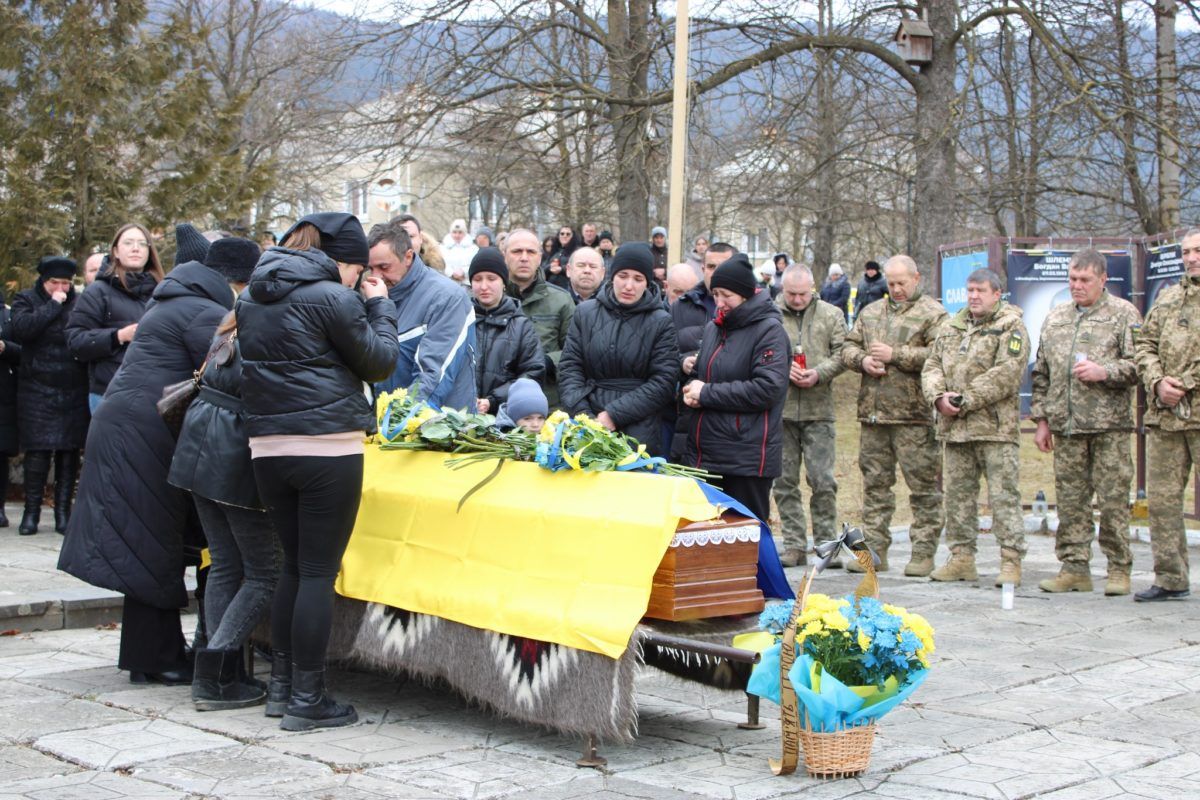 Верховинська громада на колінах зустріла кортеж померлого воїна Юрія Сокола 10