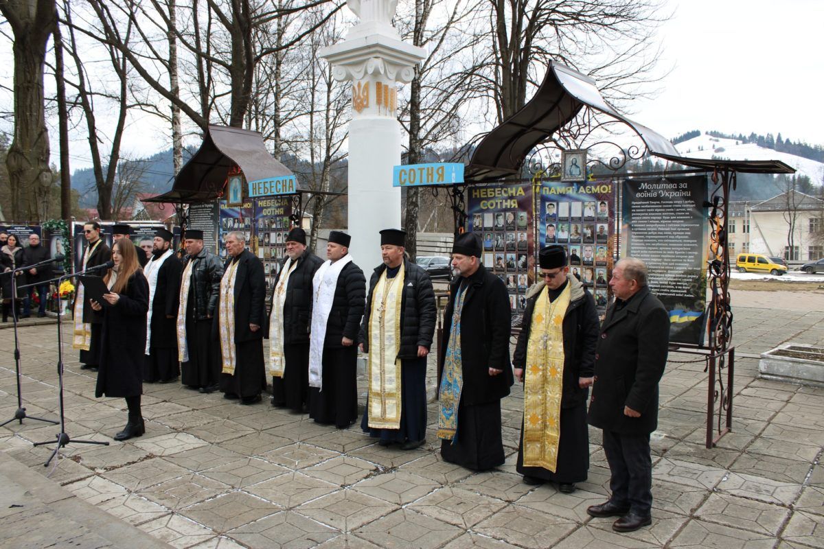 Верховинська громада на колінах зустріла кортеж померлого воїна Юрія Сокола 8