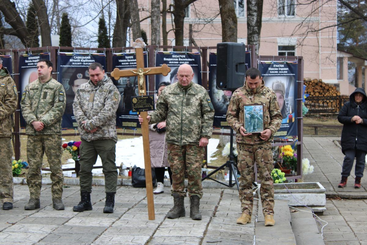 Верховинська громада на колінах зустріла кортеж померлого воїна Юрія Сокола 9