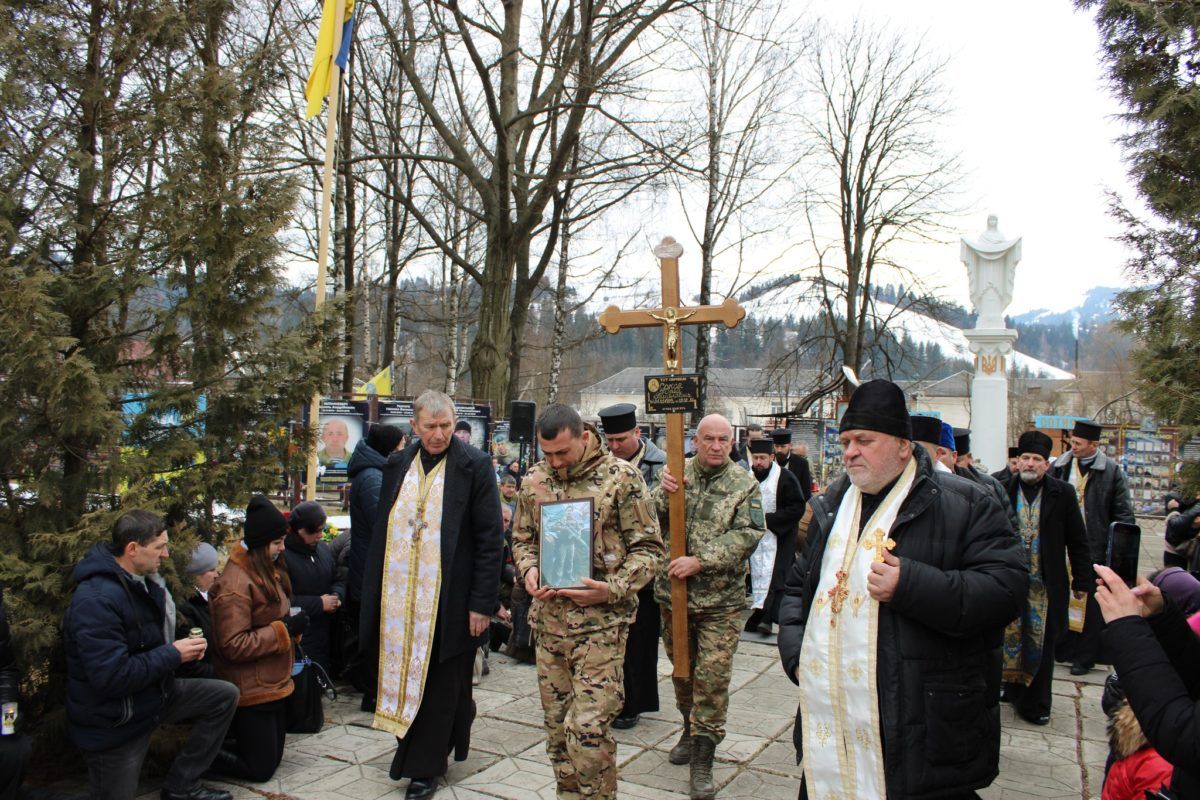 Верховинська громада на колінах зустріла кортеж померлого воїна Юрія Сокола 7