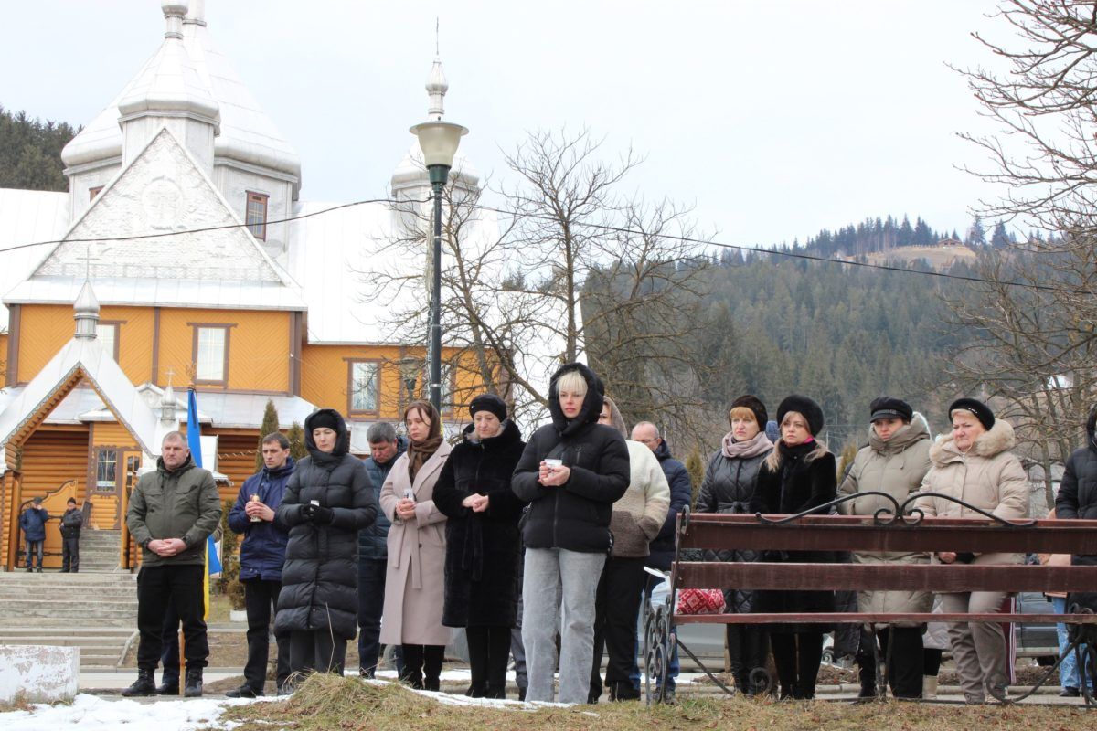 Верховинська громада на колінах зустріла кортеж померлого воїна Юрія Сокола 2