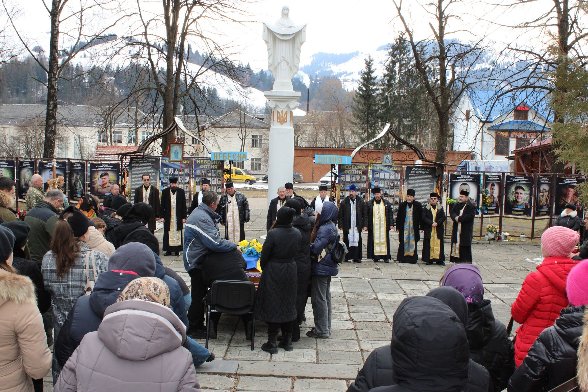 Верховинська громада на колінах зустріла кортеж померлого воїна Юрія Сокола 3