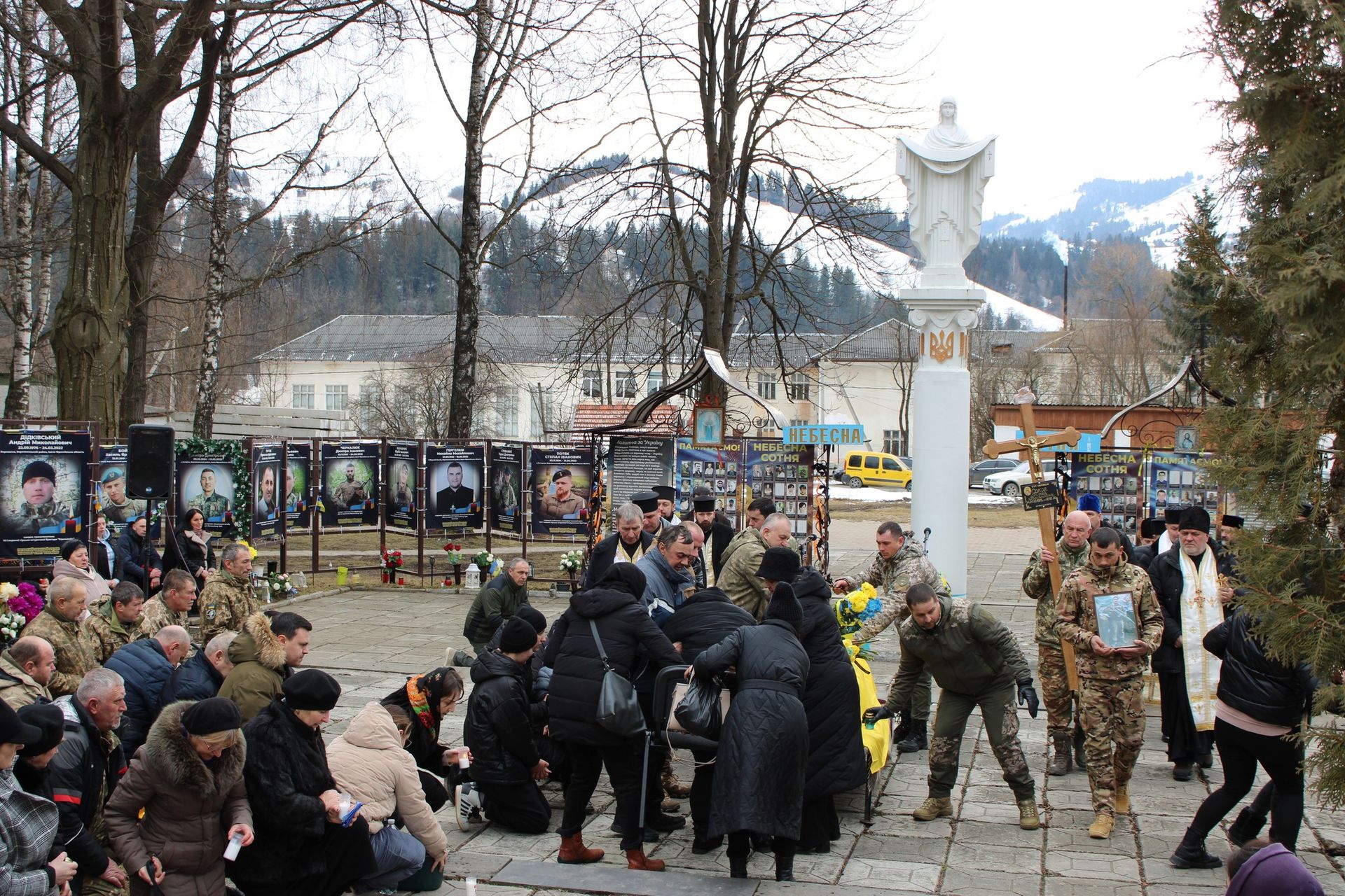 Верховинська громада на колінах зустріла кортеж померлого воїна Юрія Сокола 4