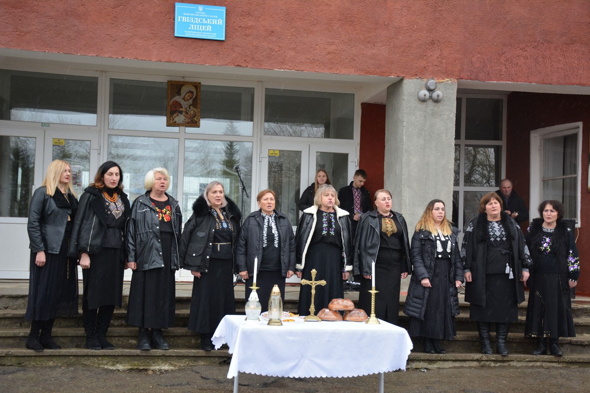 На Надвірнянщині відкрили пам'ятну дошку померлому воїну Василю Гаврилюку 4