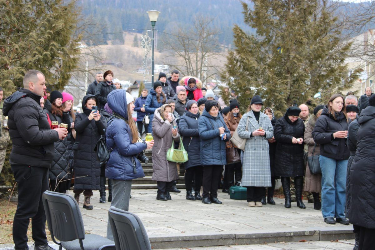 Верховинська громада на колінах зустріла кортеж померлого воїна Юрія Сокола 5