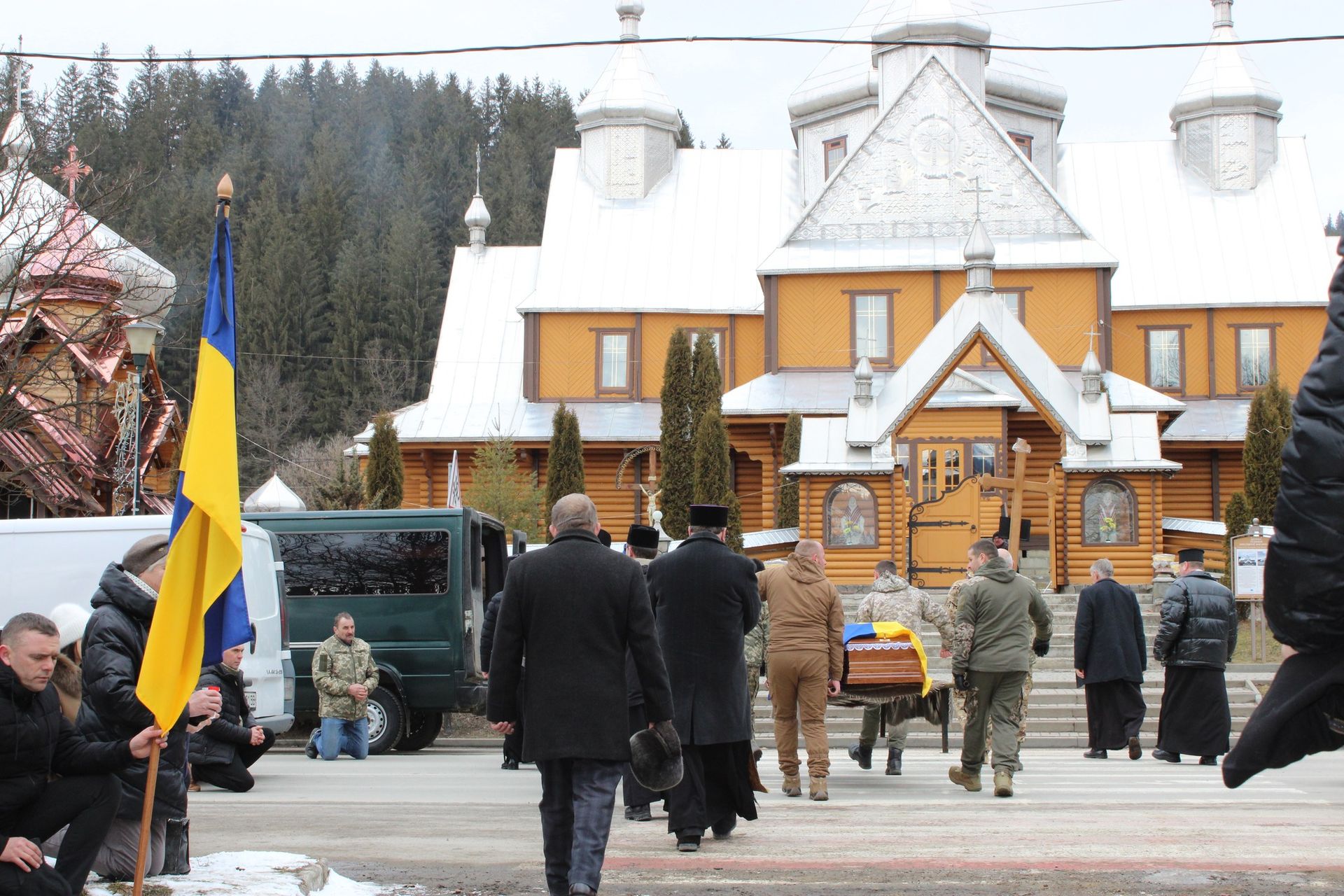 Верховинська громада на колінах зустріла кортеж померлого воїна Юрія Сокола 6