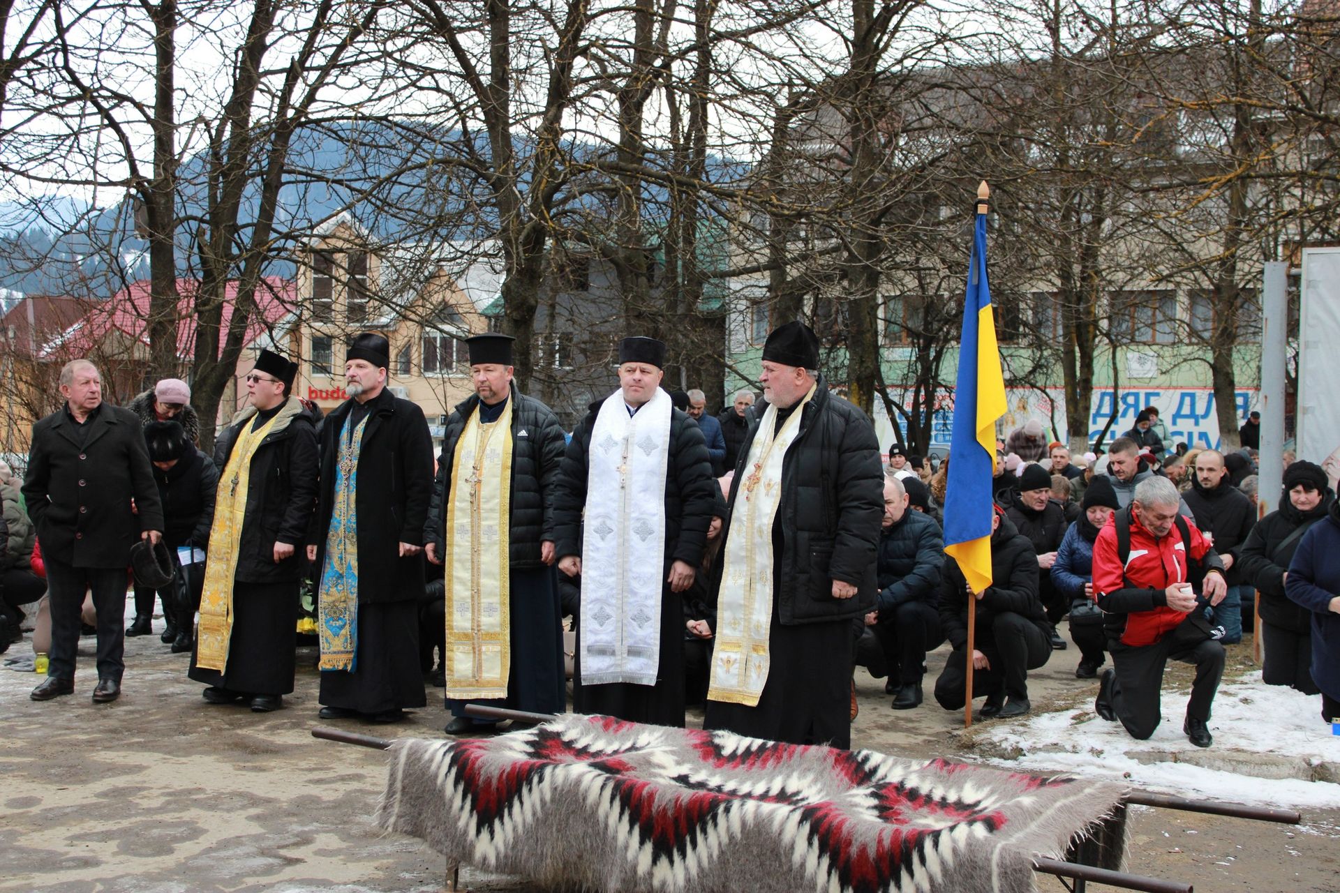 Верховинська громада на колінах зустріла кортеж померлого воїна Юрія Сокола 1