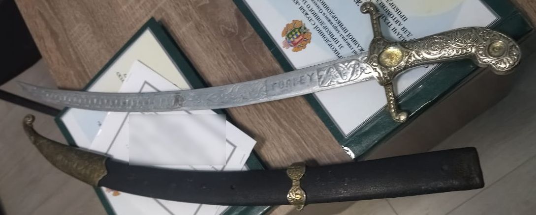 Митники вилучили турецьку шаблю, яку через кордон перевозив іноземець 1