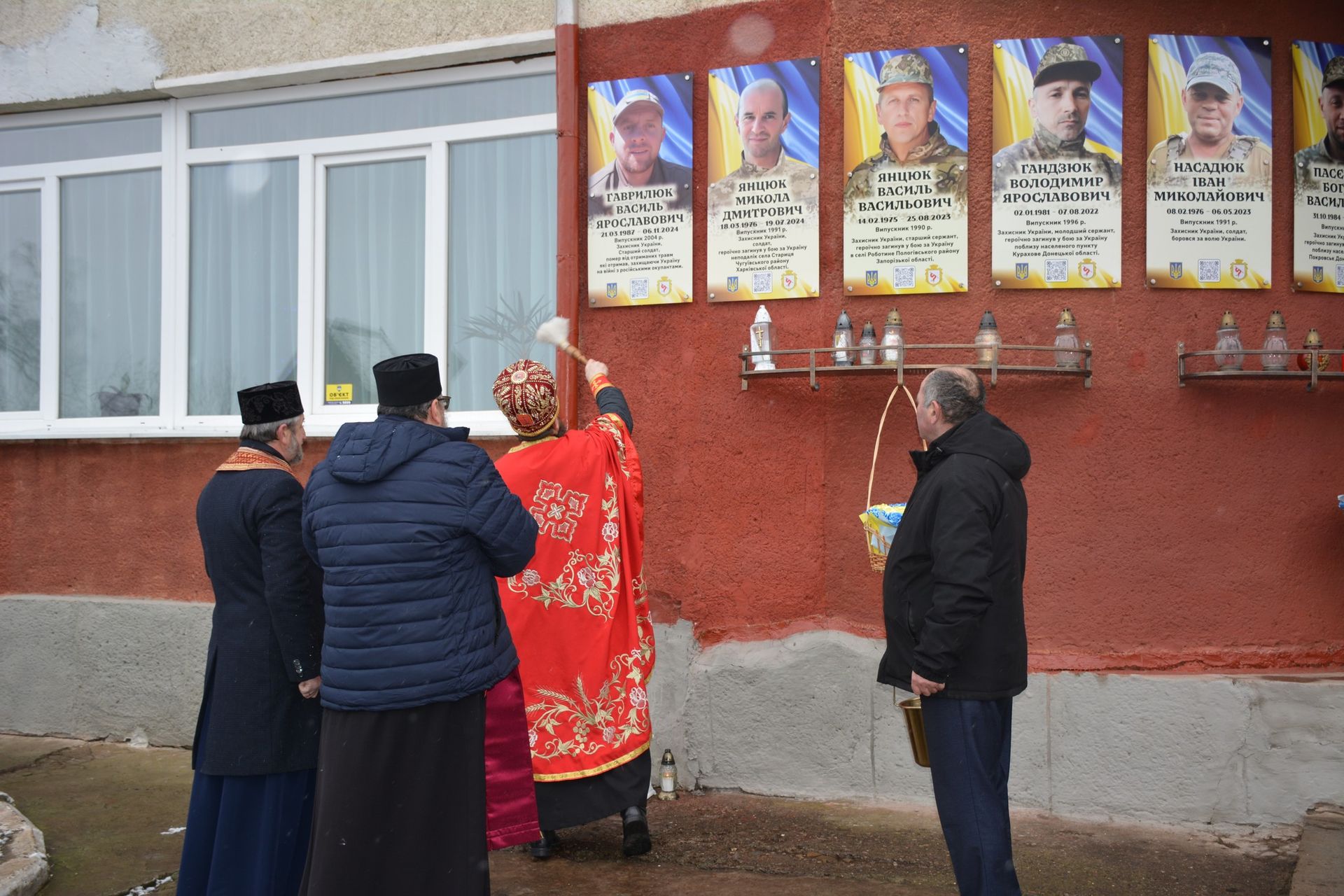 На Надвірнянщині відкрили пам'ятну дошку померлому воїну Василю Гаврилюку 3