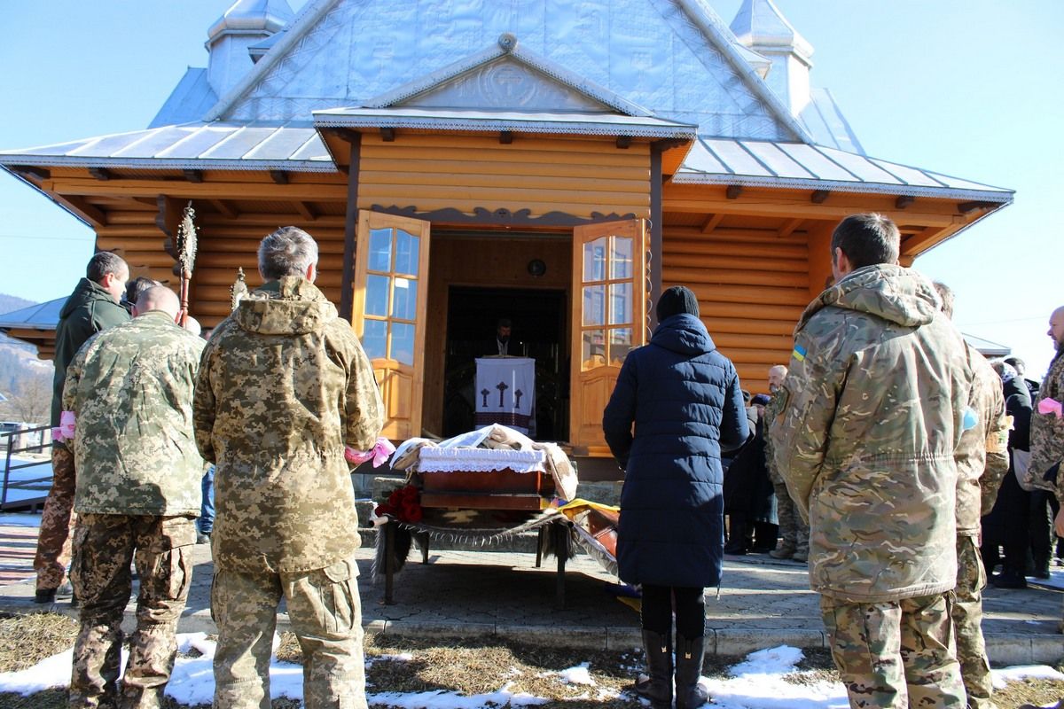 Верховина провела в останню путь померлого захисника Валерія Данілейчука 10