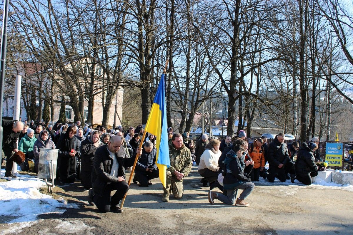 Назавжди 21: Верховина попрощалася із Героєм Владиславом Іванським 11