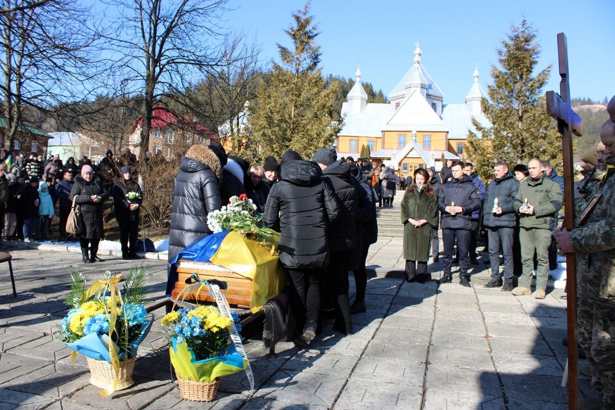 Назавжди 21: Верховина попрощалася із Героєм Владиславом Іванським 8