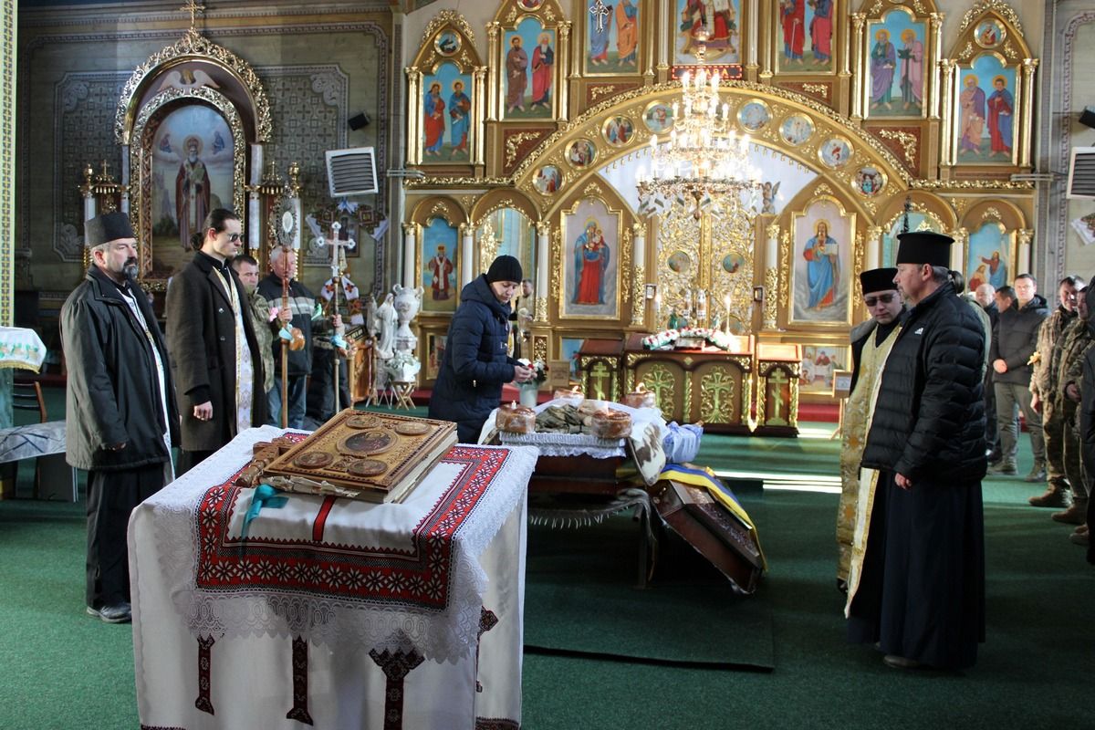 Верховина провела в останню путь померлого захисника Валерія Данілейчука 11