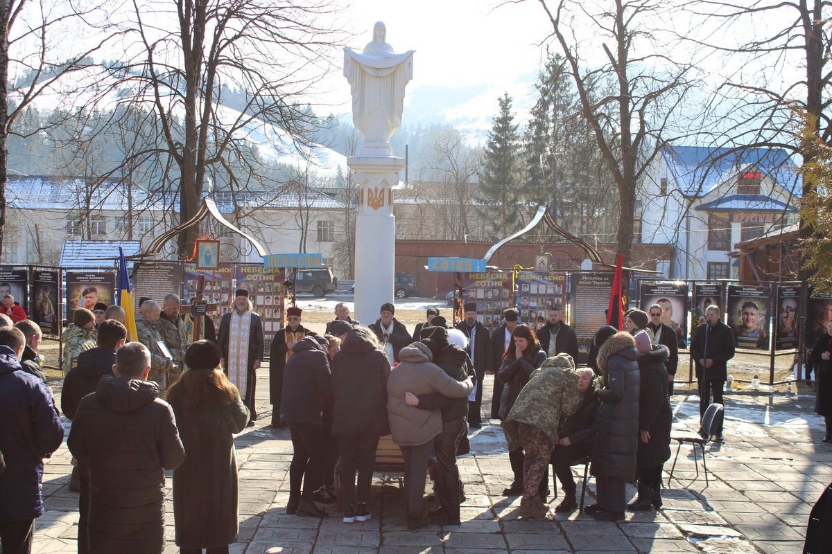 Назавжди 21: Верховина попрощалася із Героєм Владиславом Іванським 9