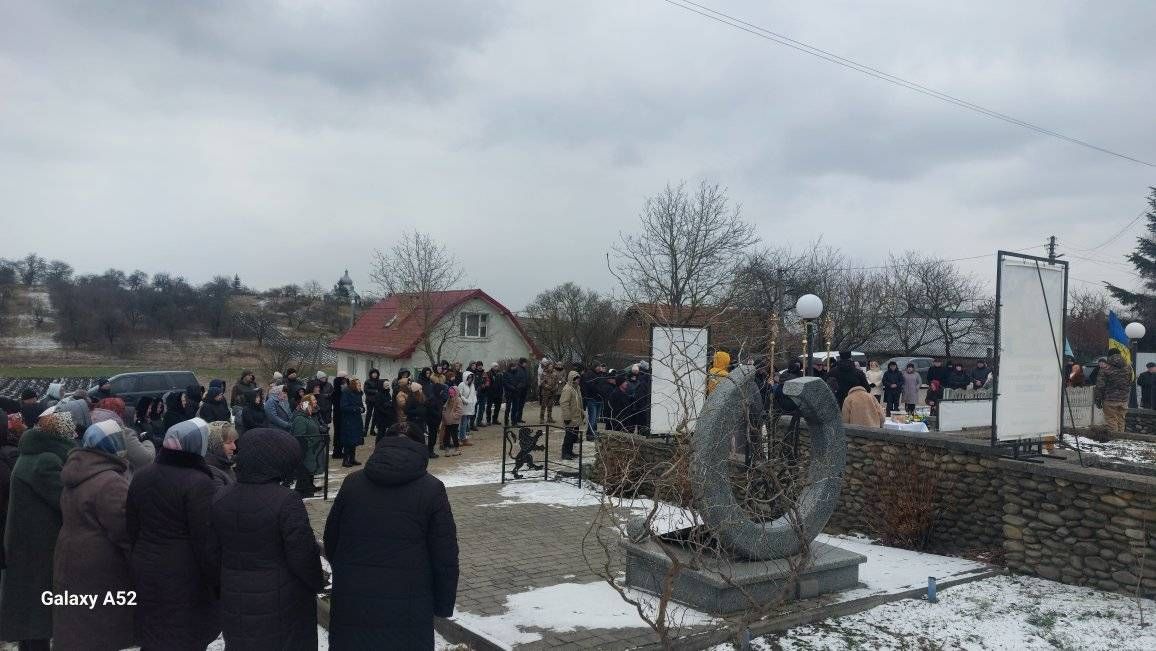 На Коломийщині відкрили меморіальний стенд воїну Олегу Денису 1