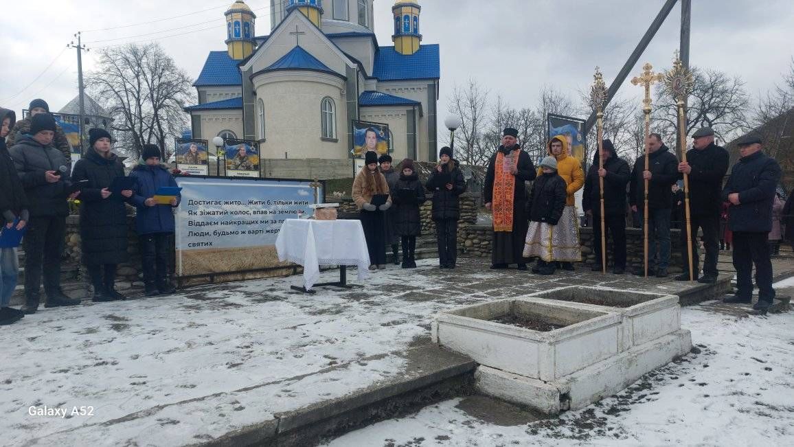 На Коломийщині відкрили меморіальний стенд воїну Олегу Денису 4