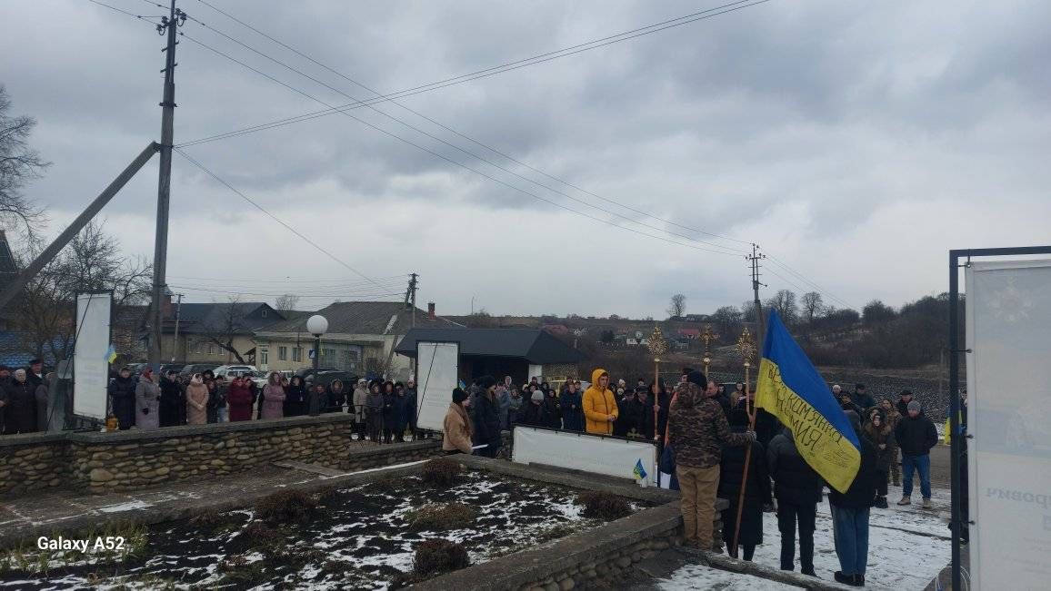 На Коломийщині відкрили меморіальний стенд воїну Олегу Денису 9