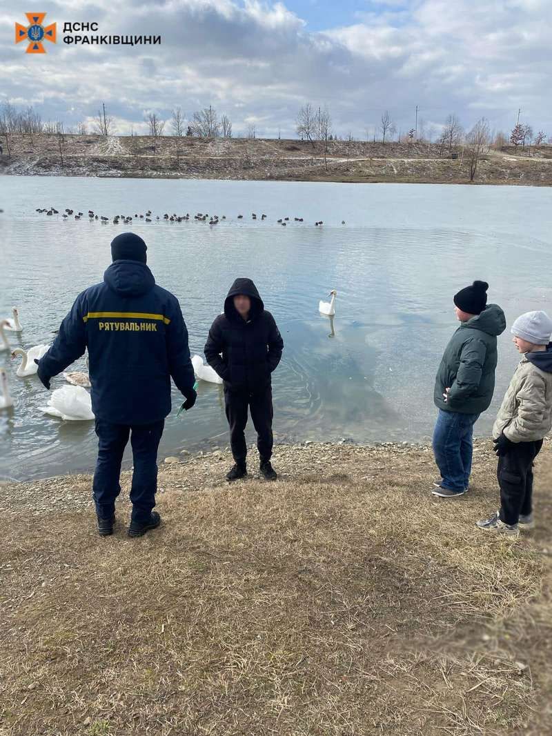 На лід - зась! Рятувальники попереджали коломиян про небезпеку 3