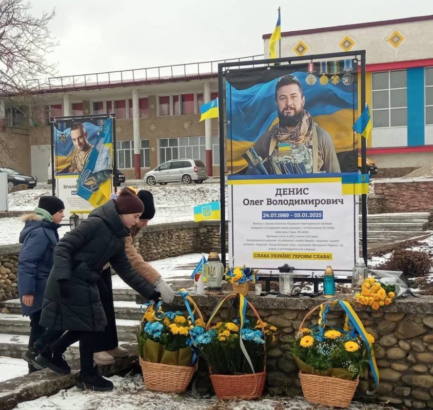 На Коломийщині відкрили меморіальний стенд воїну Олегу Денису 2