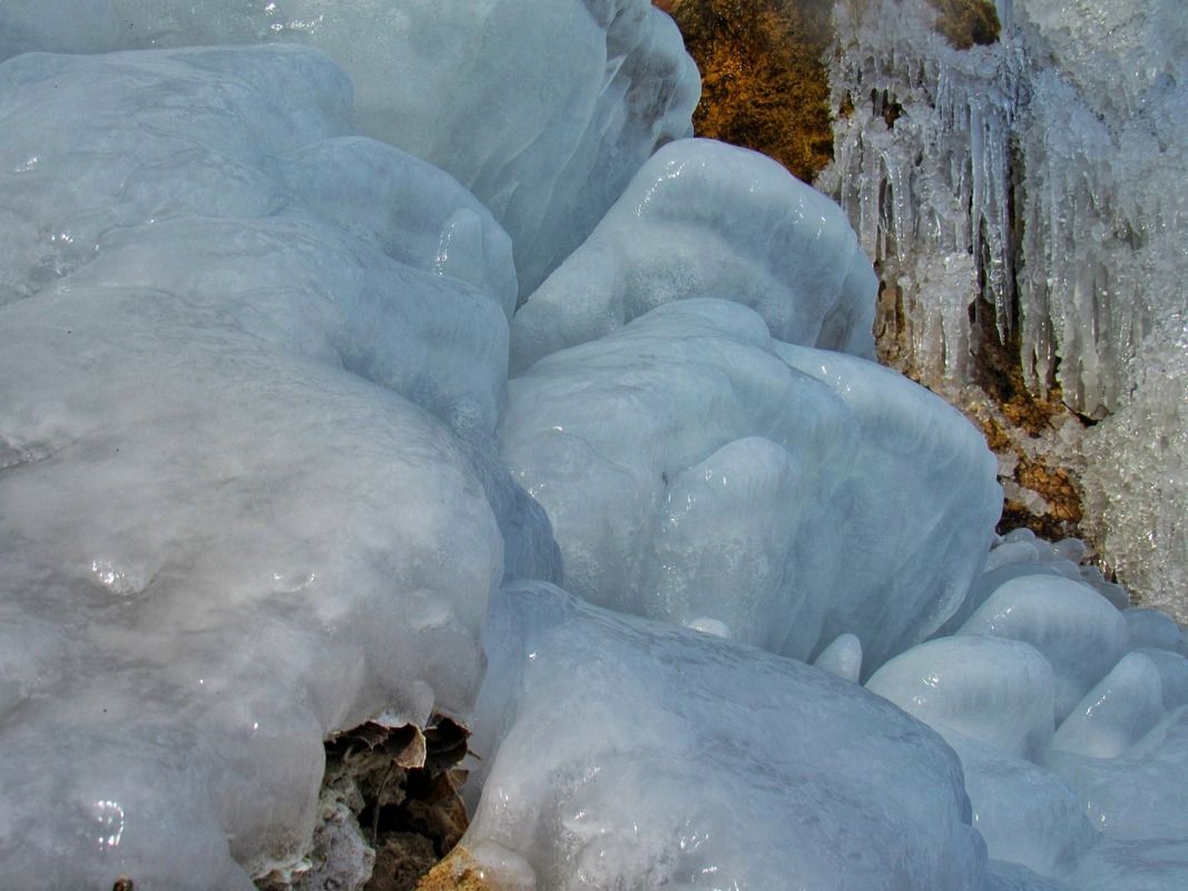 Замерзлий водоспад